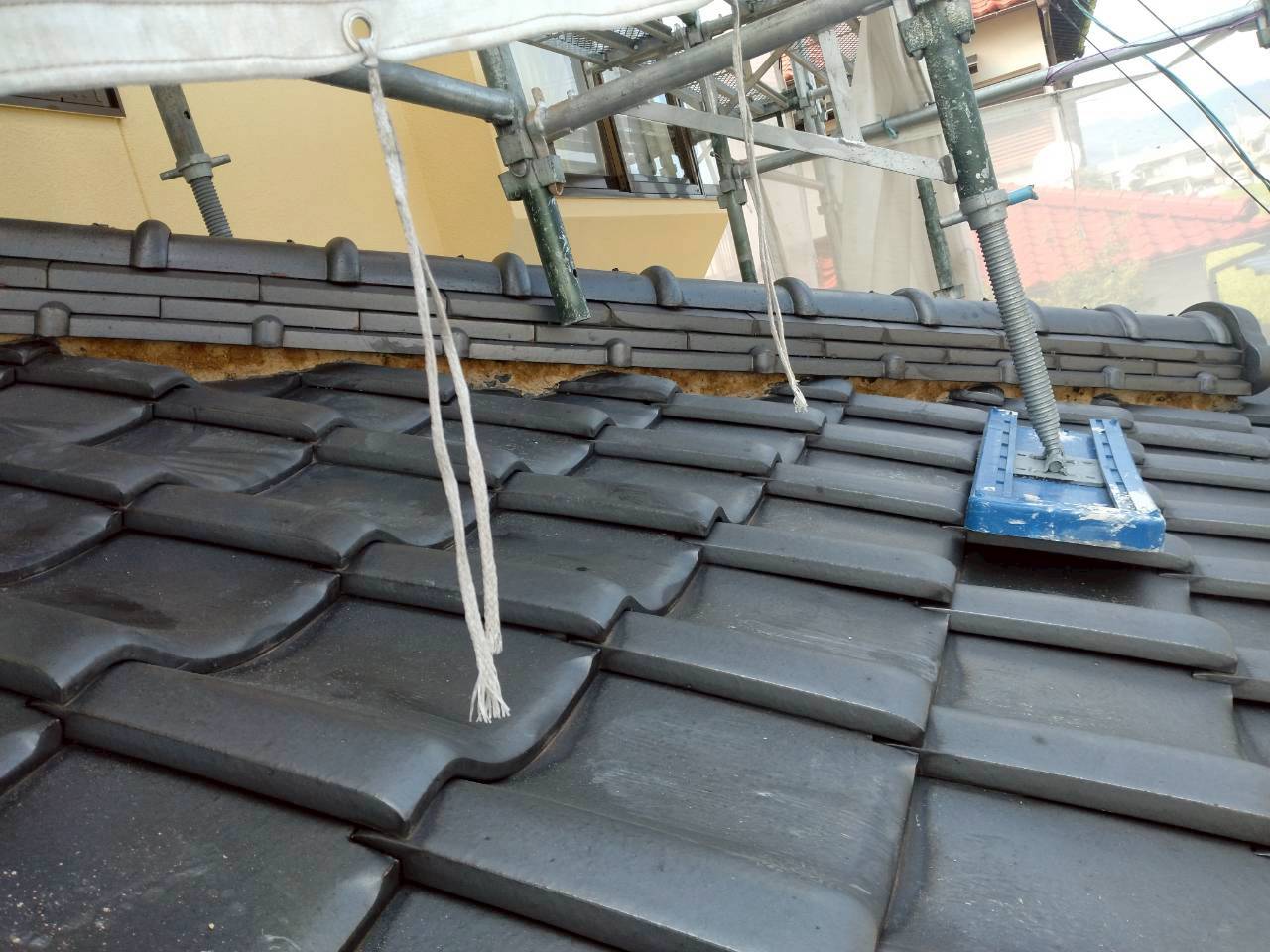 三木町　屋根の漆喰が劣化した様子